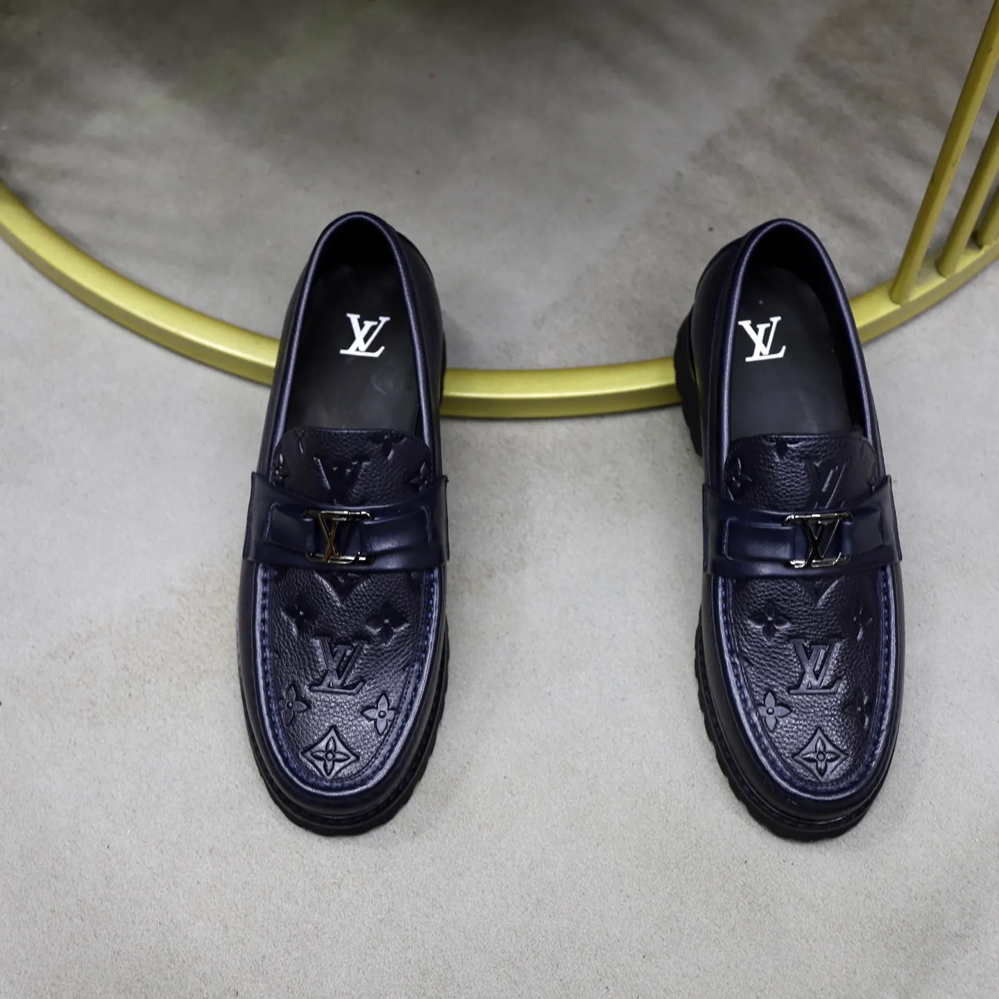 Ex-factory price: 600💰Louis Vuitton LV men's classic Oxford shoes, men's business formal boutique leather shoes, classic style, almond kernel exquisite toe, ultimate art, the whole shoe is made of imported cow leather (open edge beads), carefully selected, fine pores, excellent gloss, soft texture, strong toughness, durable and not easy to deform, apricot fetal cowhide leather lining, soft and comfortable, sweat-absorbent and breathable. Foam outsole, original box and dust bag packaging! Size: 38–44 (45/46 customized)